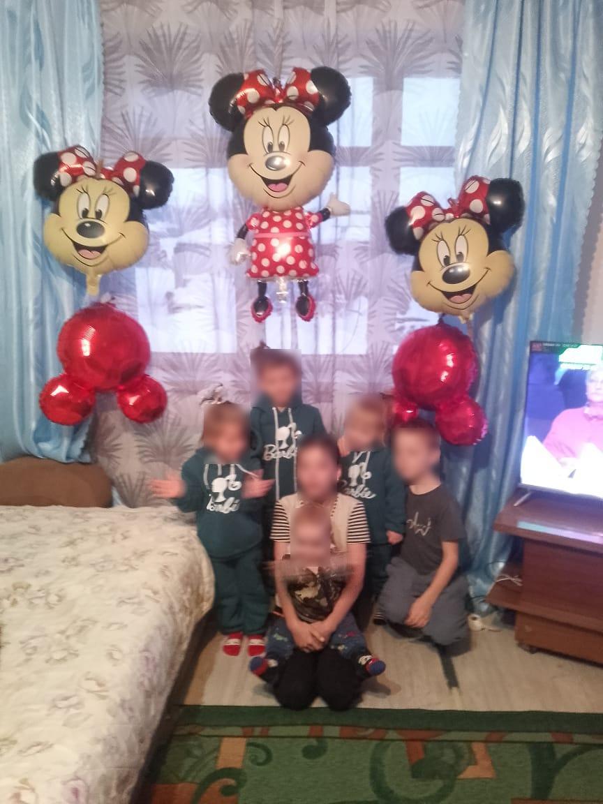 Фото «Роковые три стопки»: бабушка из новосибирского поселка год пытается забрать 5 внуков из детдома 2